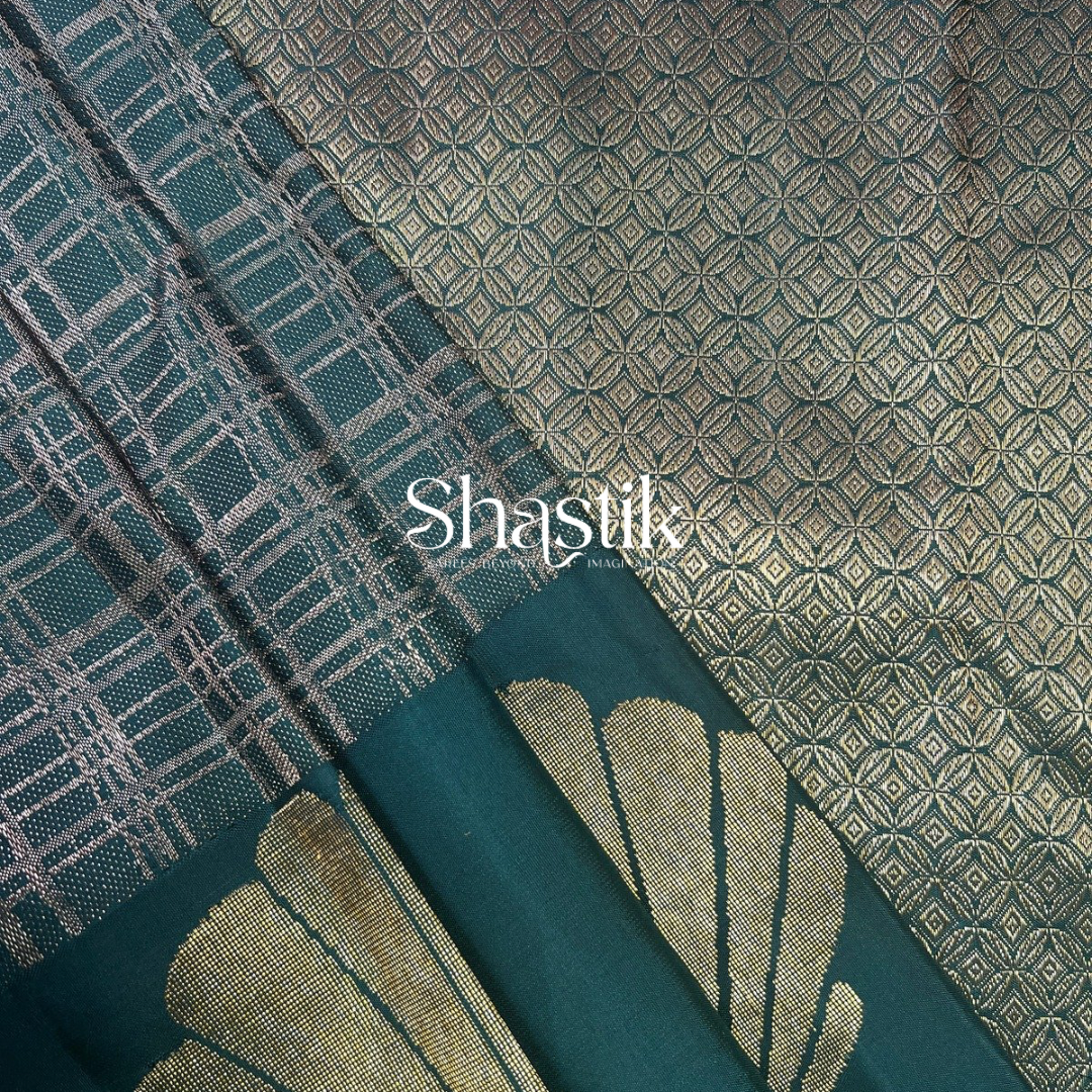 Elegant Green Kanjivaram Silk Saree with Intricate Zari Patterns